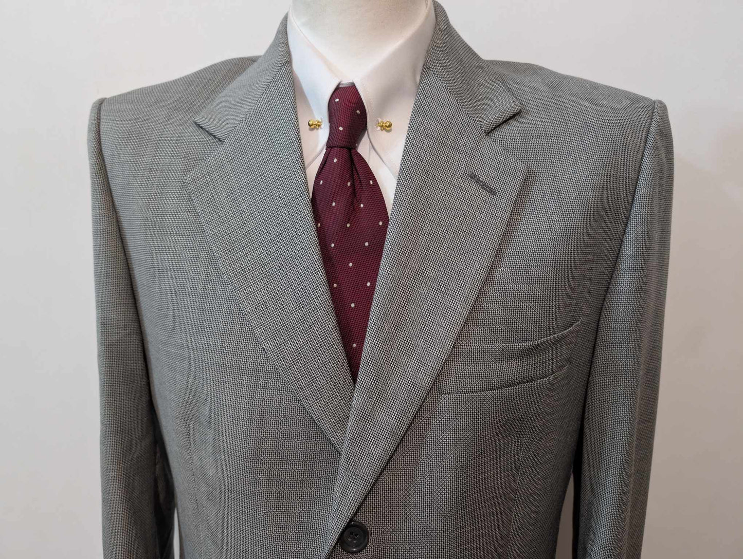 Gentil costume gris à motif pied de poule