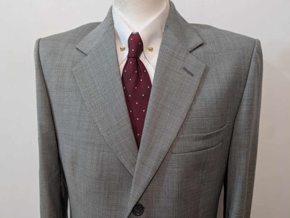 Gentil costume gris à motif pied de poule