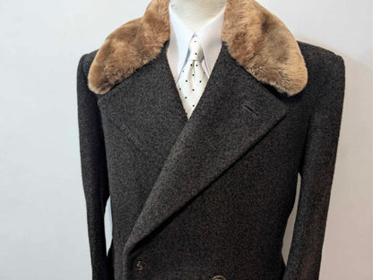 Schöner zweireihiger Wollmantel