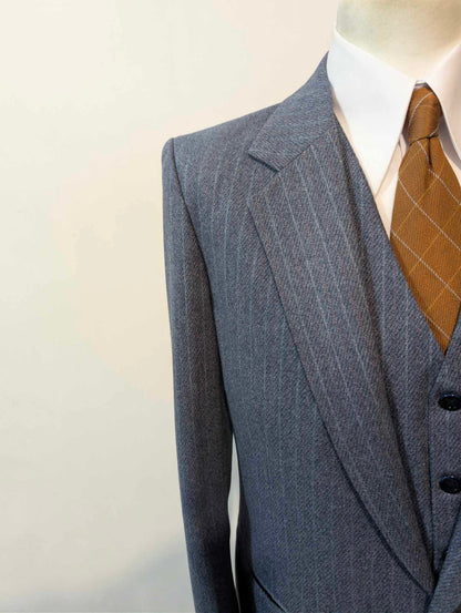 Furchterregender dreiteiliger Nadelstreifenanzug aus schwerem Flanell