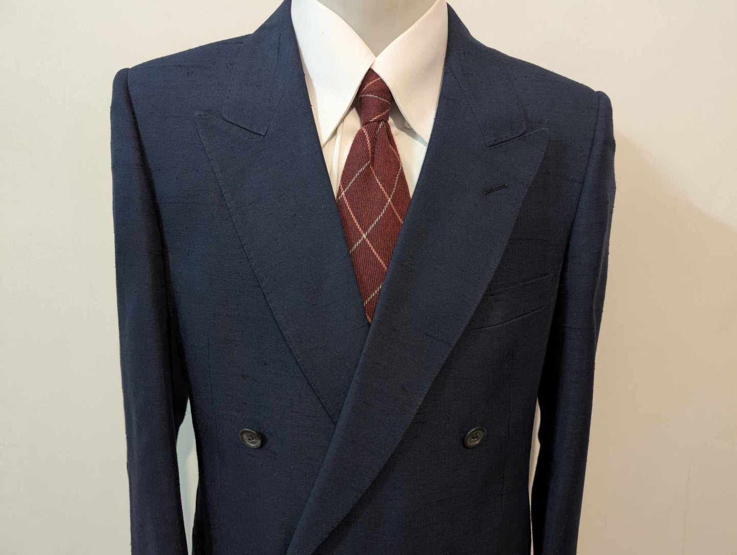 Notable costume croisé de couleur bleu marine en soie