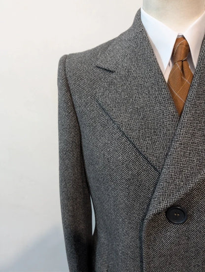 Süßer grauer Wollmantel