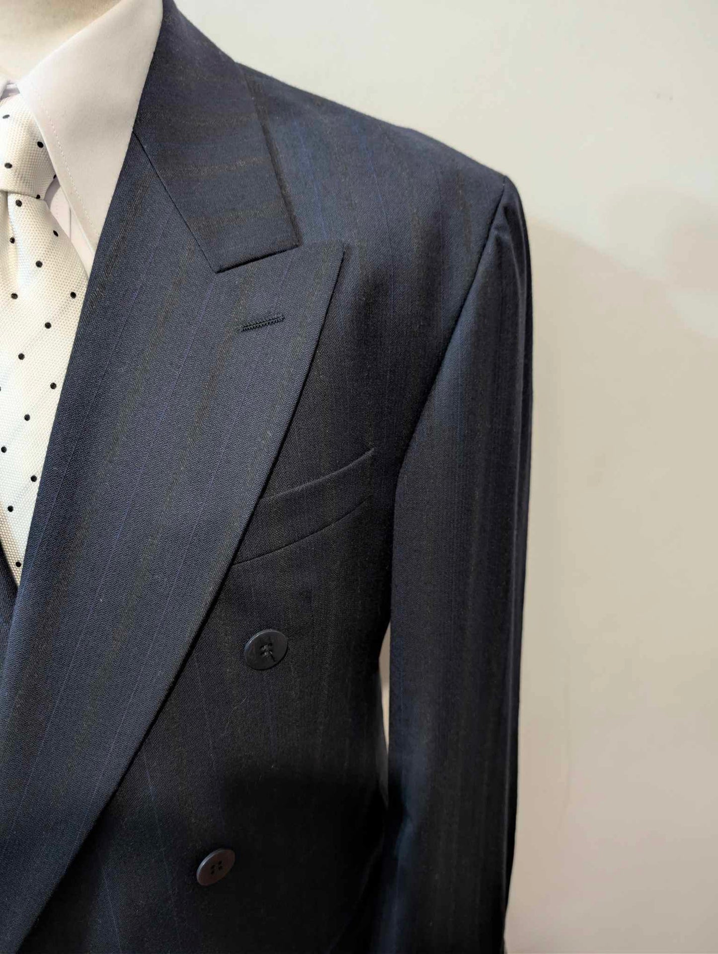 Élégant costume croisé pinstripe en laine