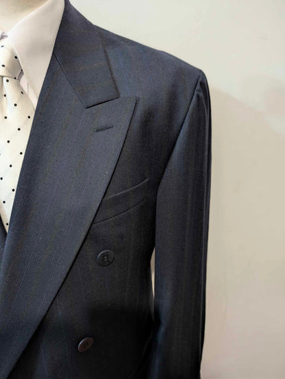Élégant costume croisé pinstripe en laine