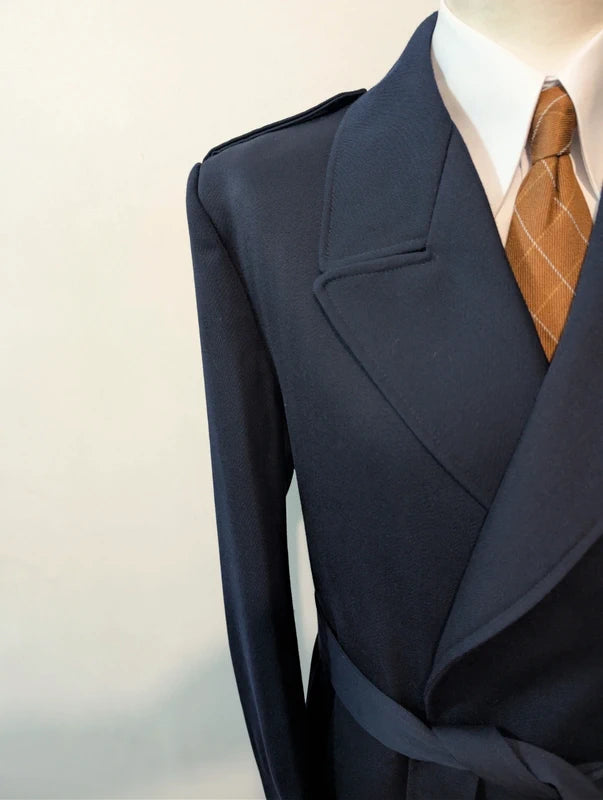 Geheimnisvoller zweireihiger Wollmantel