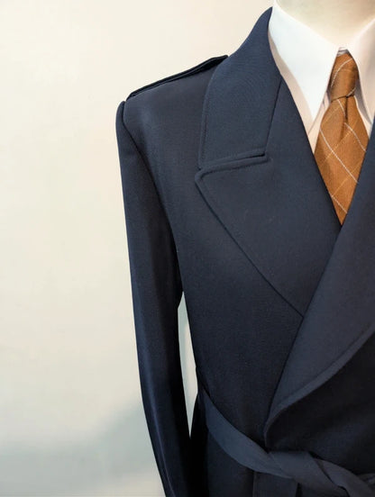 Geheimnisvoller zweireihiger Wollmantel