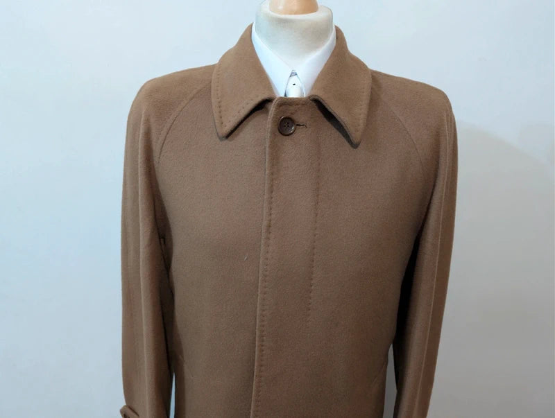 Eleganter brauner Raglanmantel aus Wolle