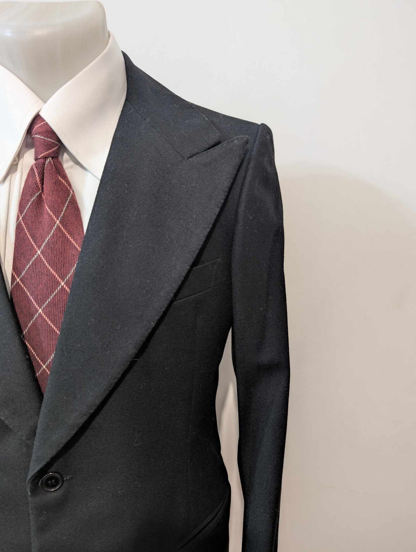Sombre veste noire bespoke
