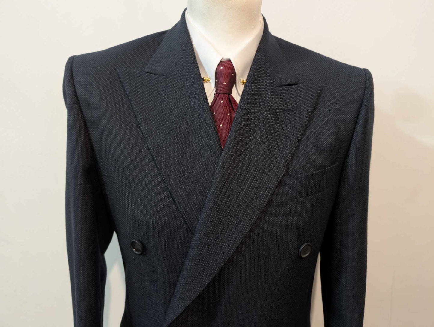Majestueux costume croisé de couleur bleu marine en laine