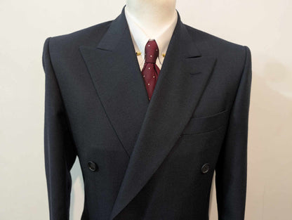 Majestueux costume croisé de couleur bleu marine en laine