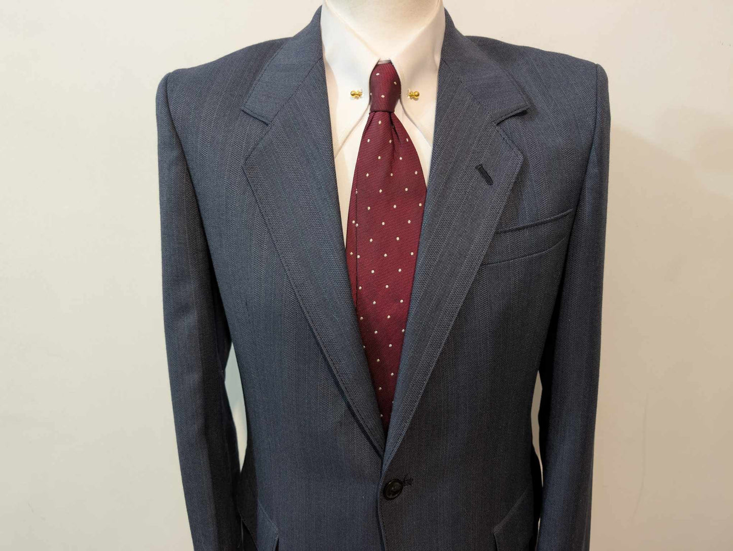 Gentil costume bleu marine à rayure en laine