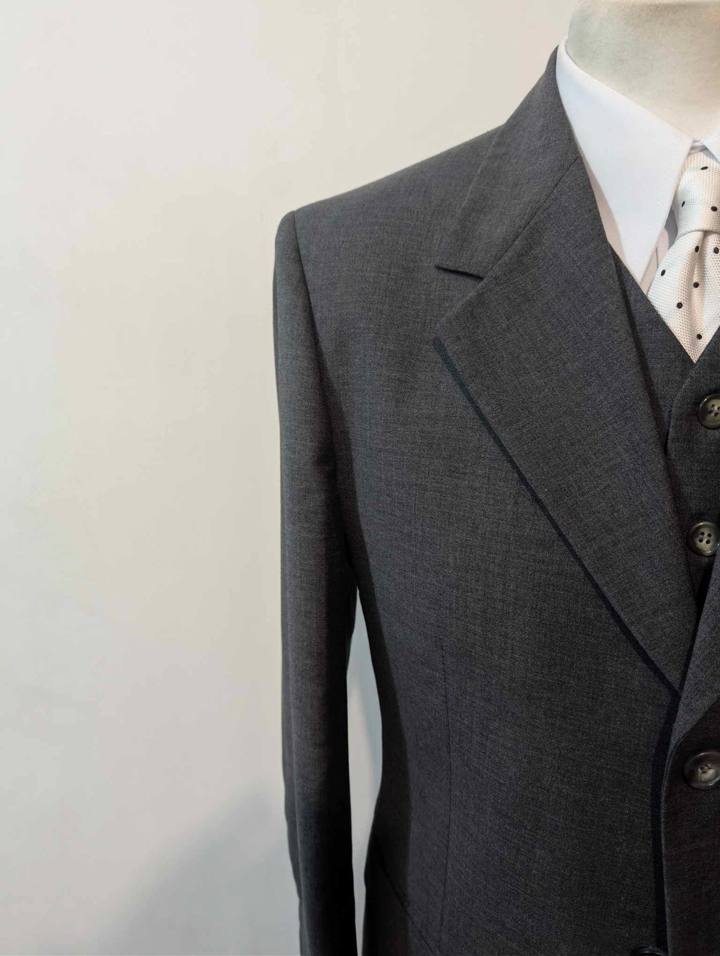 Eleganter dreiteiliger grauer Wollanzug