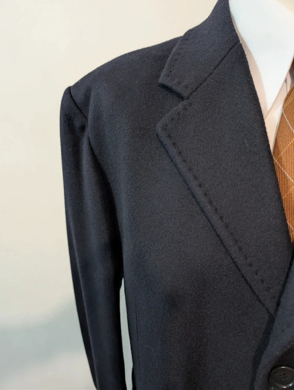 Schöner marineblauer Wollmantel