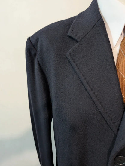 Schöner marineblauer Wollmantel