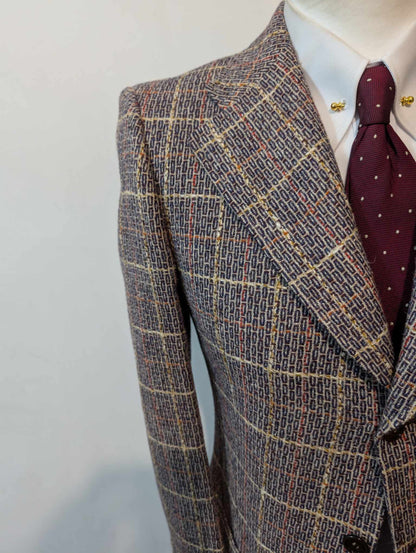 Gentille veste à carreaux en tweed.