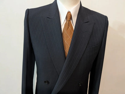 Eleganter Nadelstreifen-Zweireiher aus Wolle