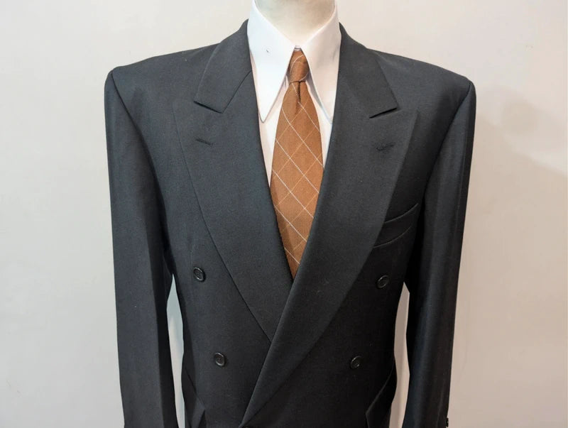 Élégant costume croisé gris en laine