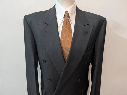 Élégant costume croisé gris en laine