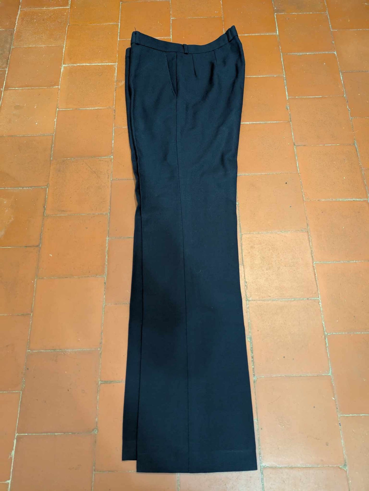 Gentille costume bleu marine en laine