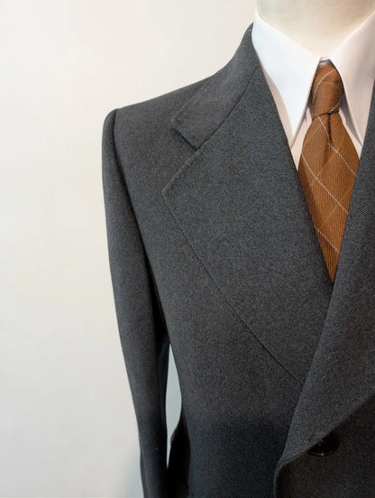 Klassischer grauer Wollmantel