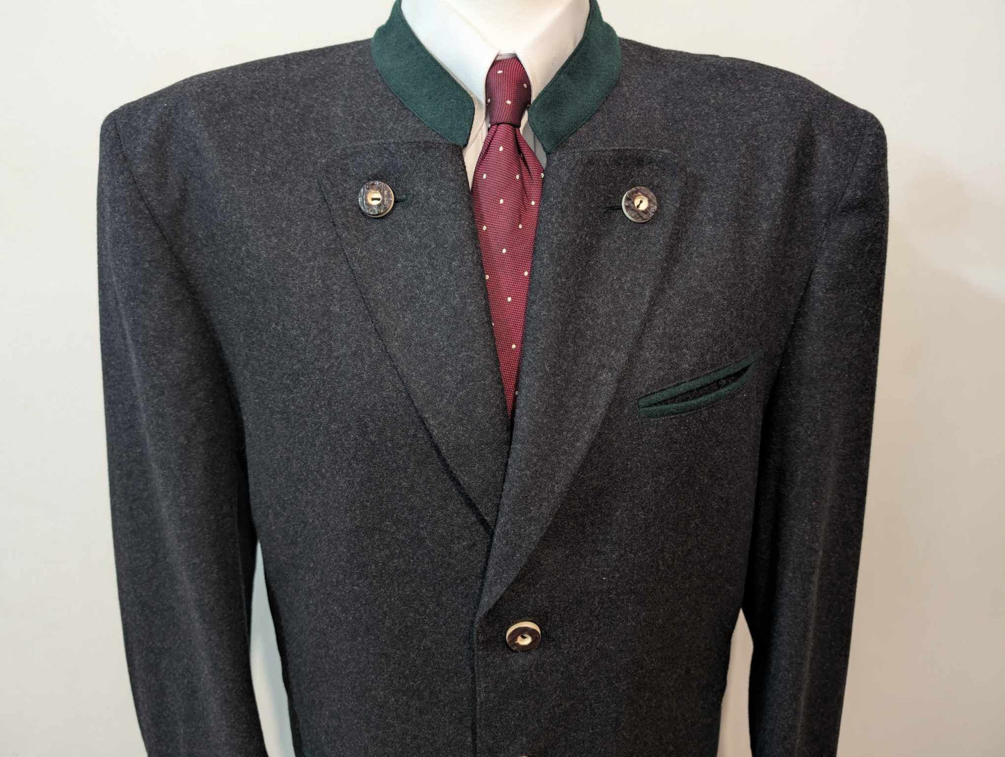 Fabuleux costume autrichien  gris en flanelle de laine