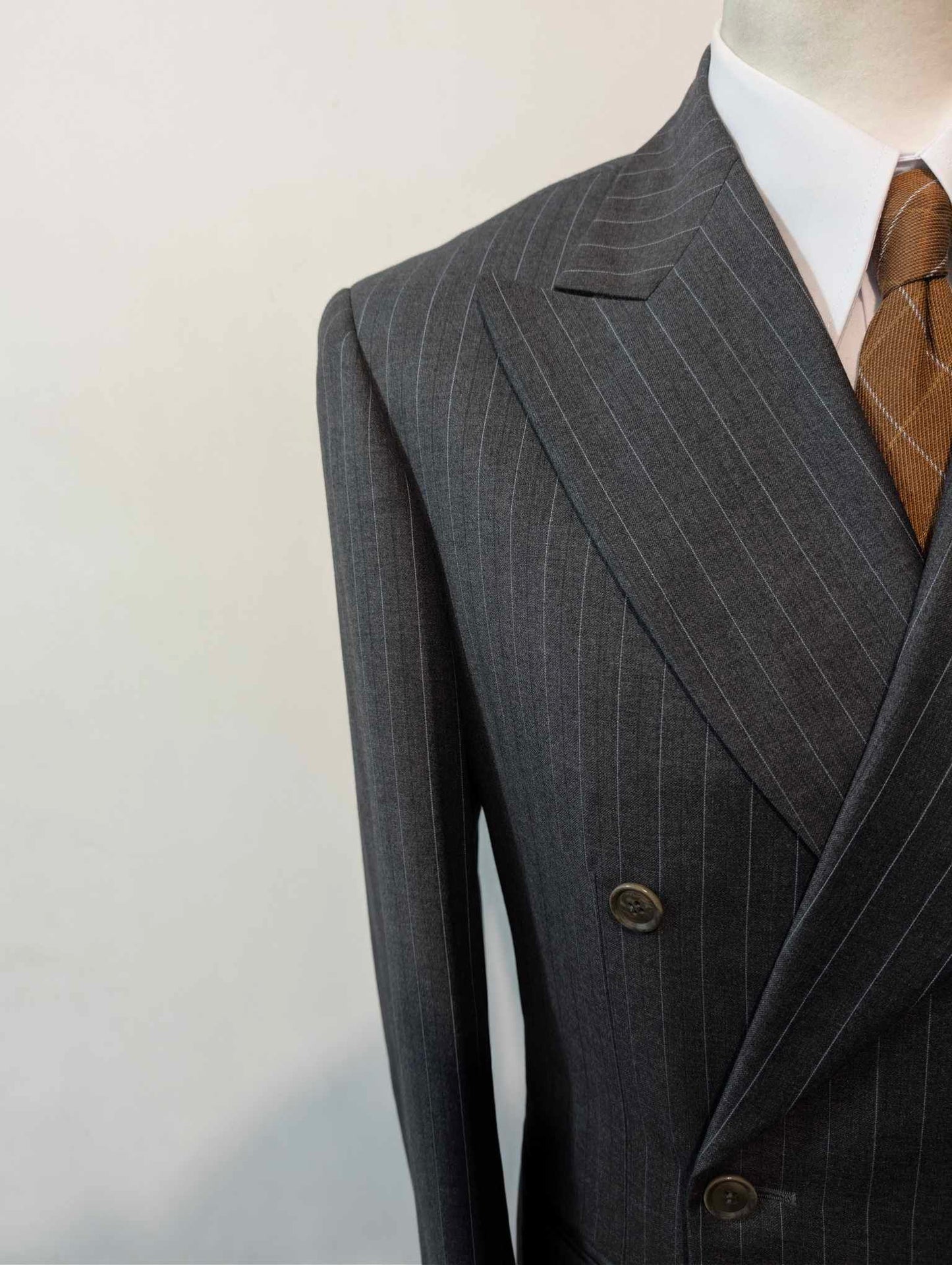 Legendärer zweireihiger Nadelstreifenanzug aus Wolle