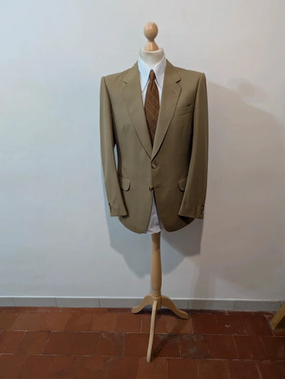 Toller beigefarbener Anzug aus kühler Wolle