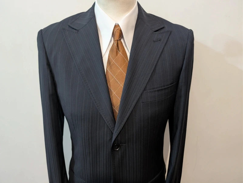 Schöner Nadelstreifenanzug aus Wolle