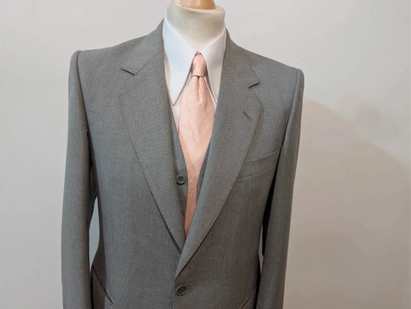 Eleganter dreiteiliger Nadelstreifenanzug aus Wolle