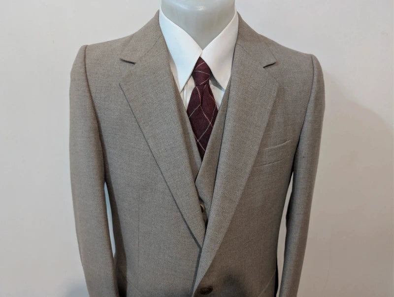 Eleganter Anzug aus schwerer beiger Flanell