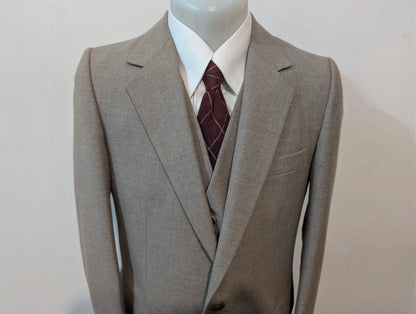 Eleganter Anzug aus schwerer beiger Flanell