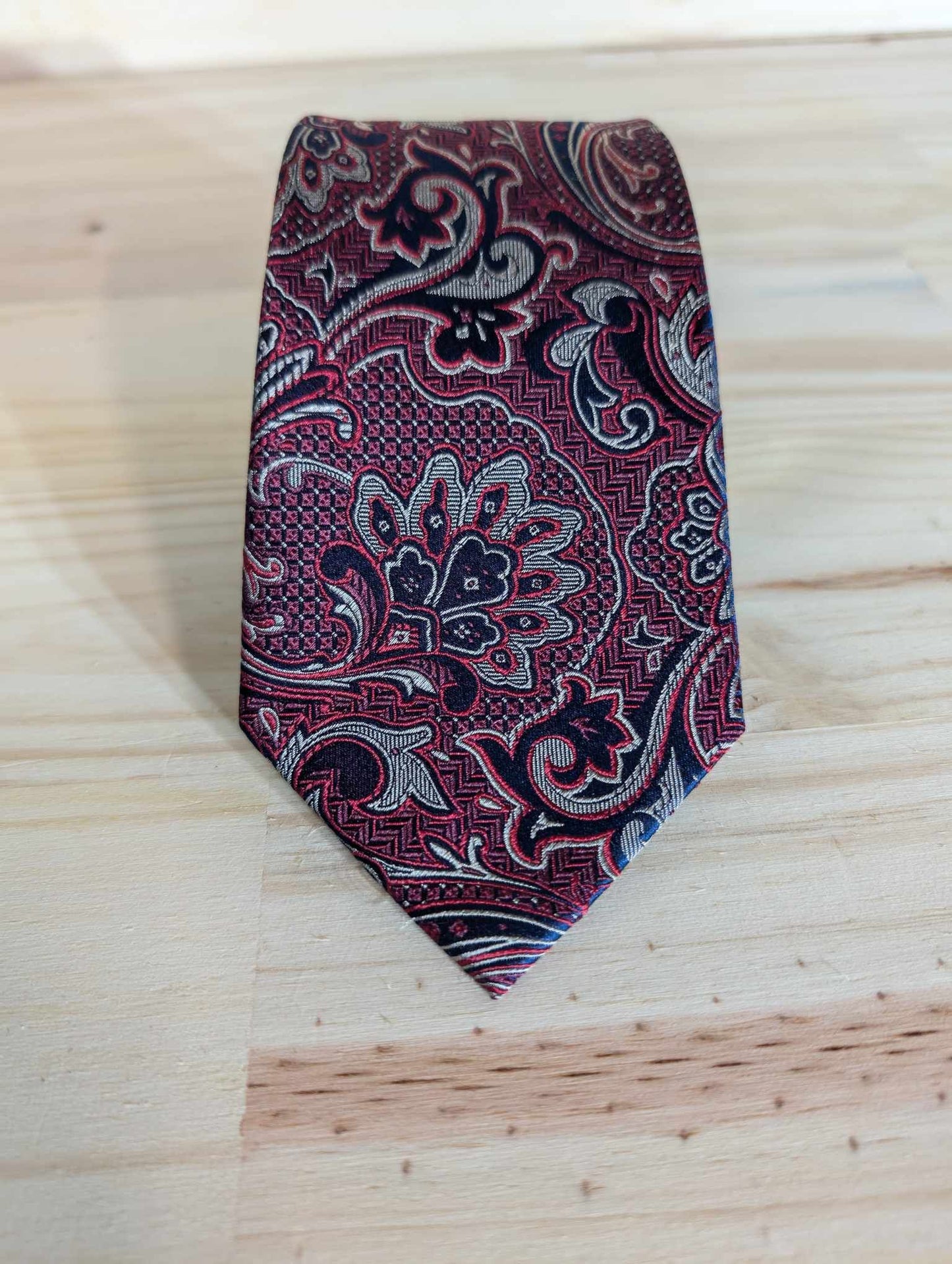 Cravate bordeaux à motif paisley en soie