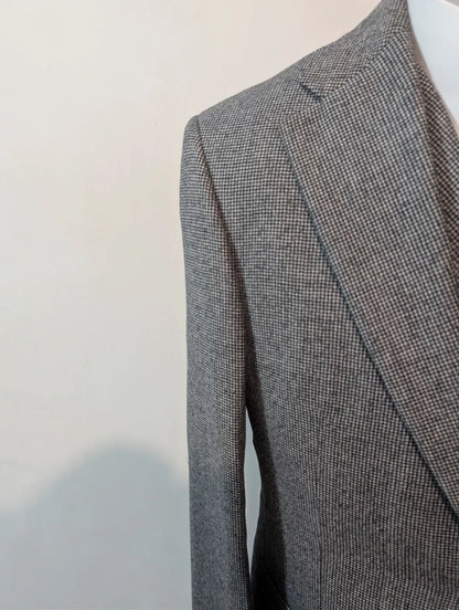 Atemberaubender dreiteiliger grauer Hahnentrittanzug