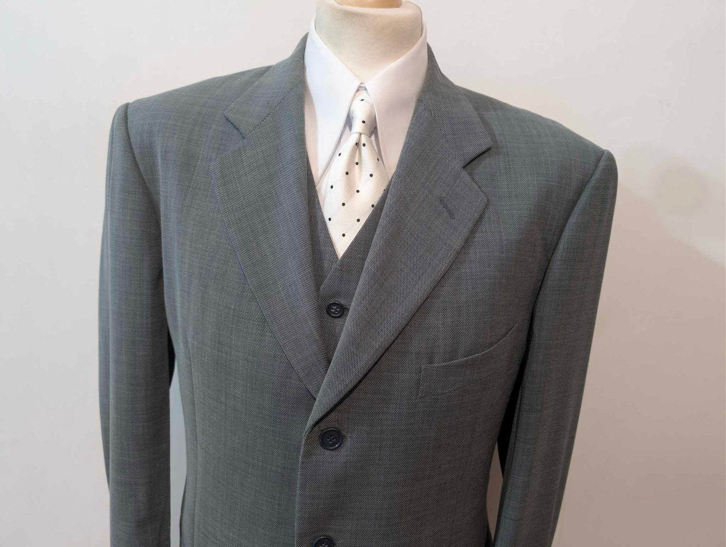 Schöner dreiteiliger grauer Wollanzug