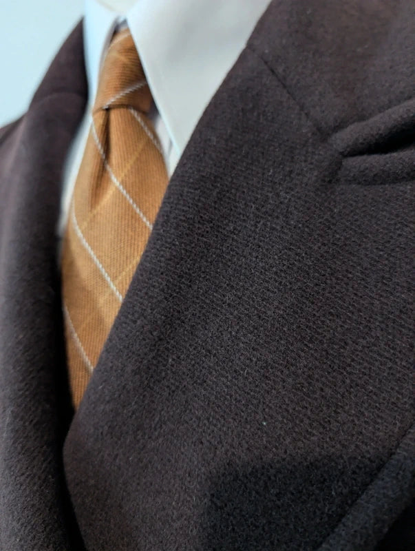 Eleganter, braun-violetter, zweireihiger Damenmantel