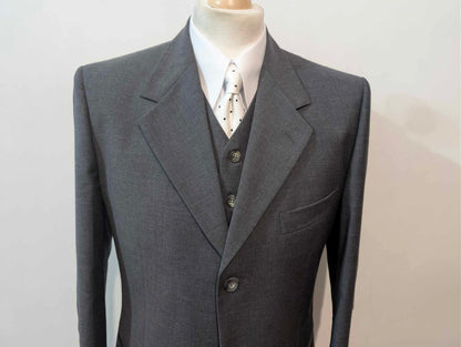 Eleganter dreiteiliger grauer Wollanzug