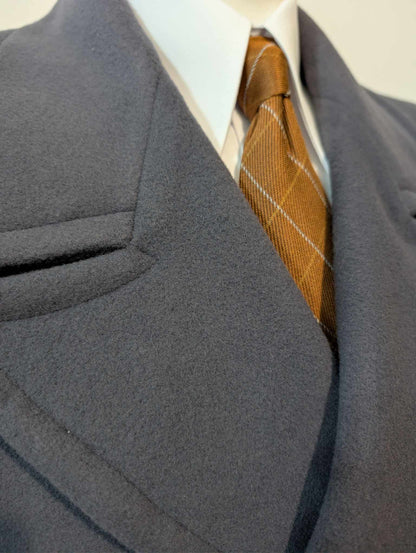 Mystérieux manteau croisé en laine