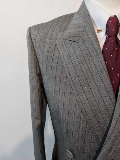 Gentille costume croisé pinstripe de couleur gris en laine