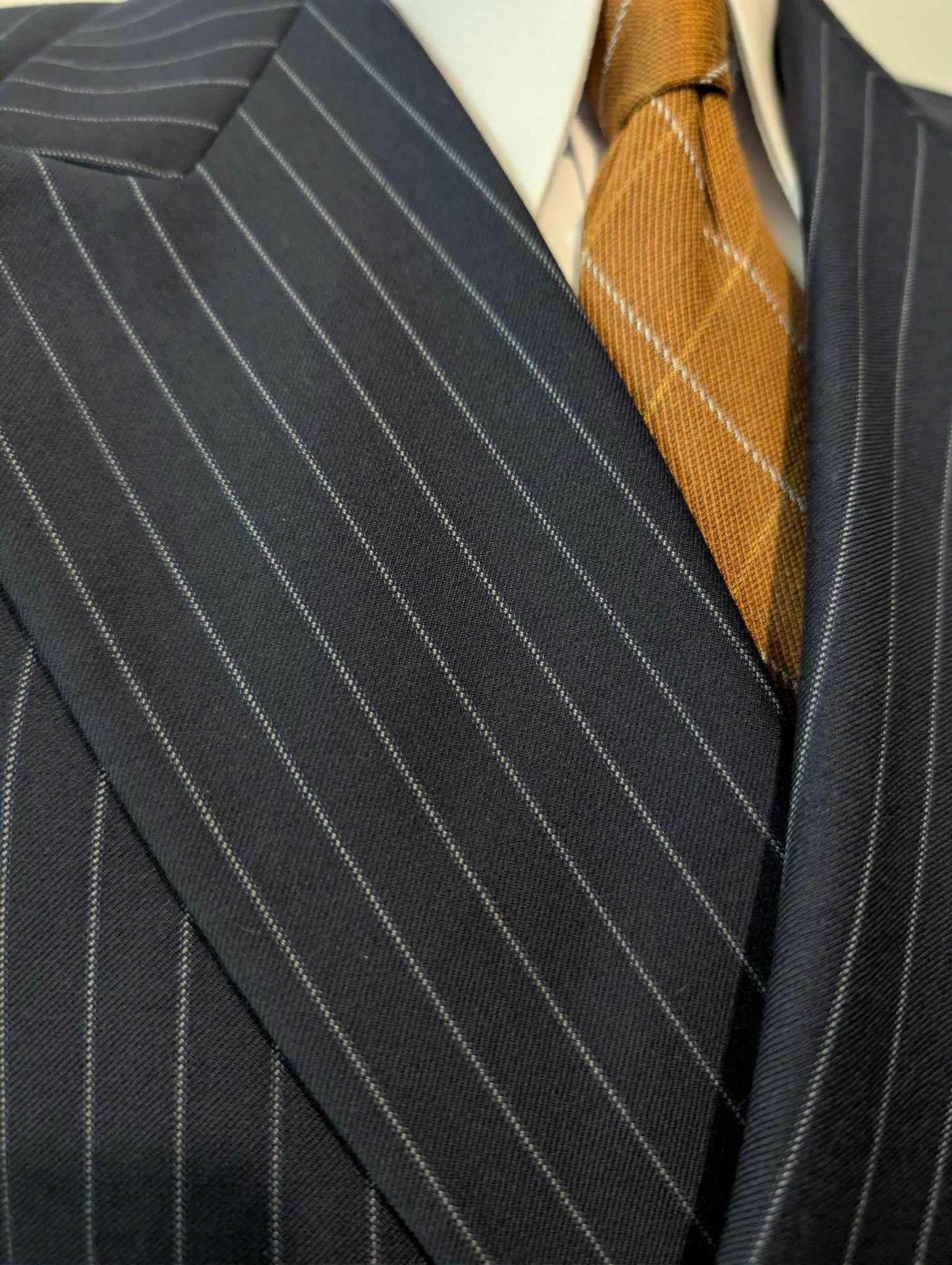 Legendärer zweireihiger Nadelstreifenanzug aus Wolle