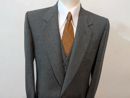 Außergewöhnlicher dreiteiliger Nadelstreifenanzug