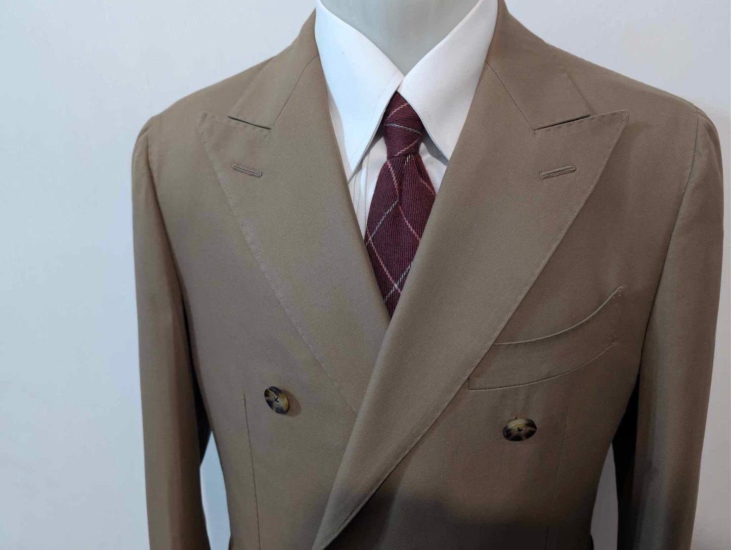 Toller zweireihiger brauner Baumwollanzug