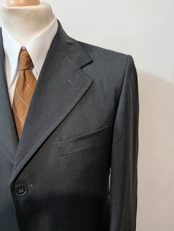 Klassischer grauer Wollanzug