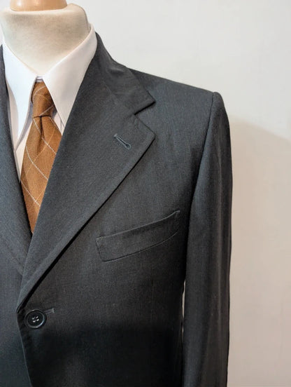 Klassischer grauer Wollanzug