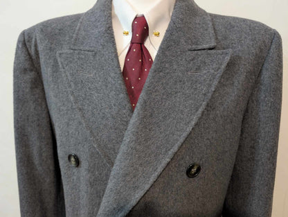 Généreux manteau croisé gris en laine lourde