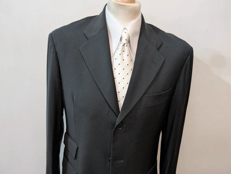 Klassischer schwarzer Anzug aus kalter Wolle