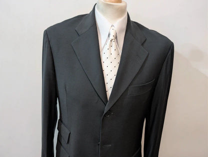 Klassischer schwarzer Anzug aus kalter Wolle