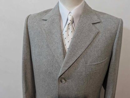Hellgrauer, dreiteiliger Anzug aus schwerem Flanell