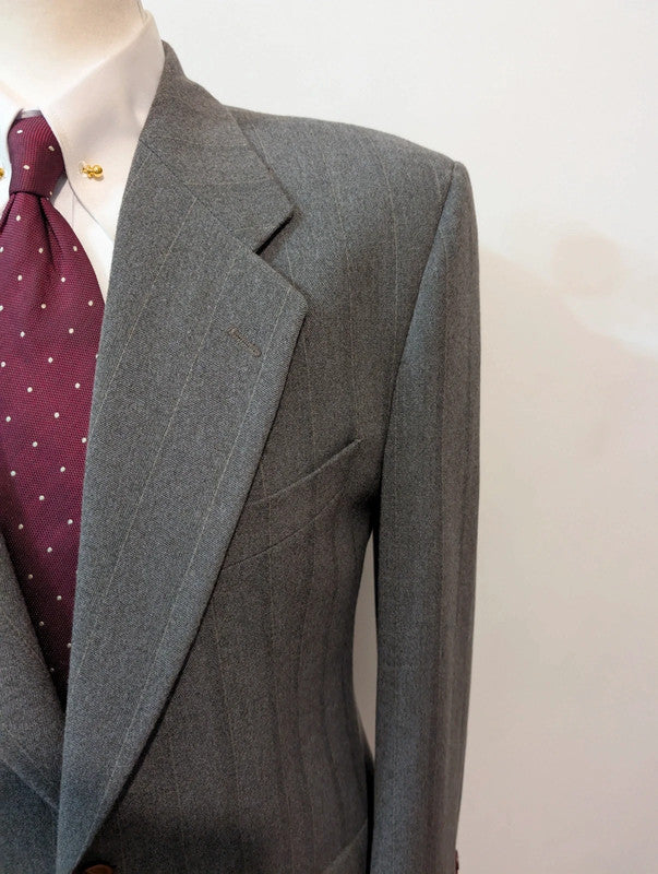 Élégant costume gris a rayure en laine