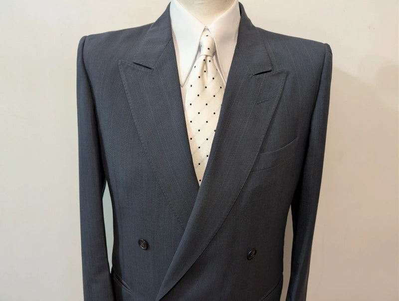 Eleganter marineblauer Zweireiheranzug aus Wolle