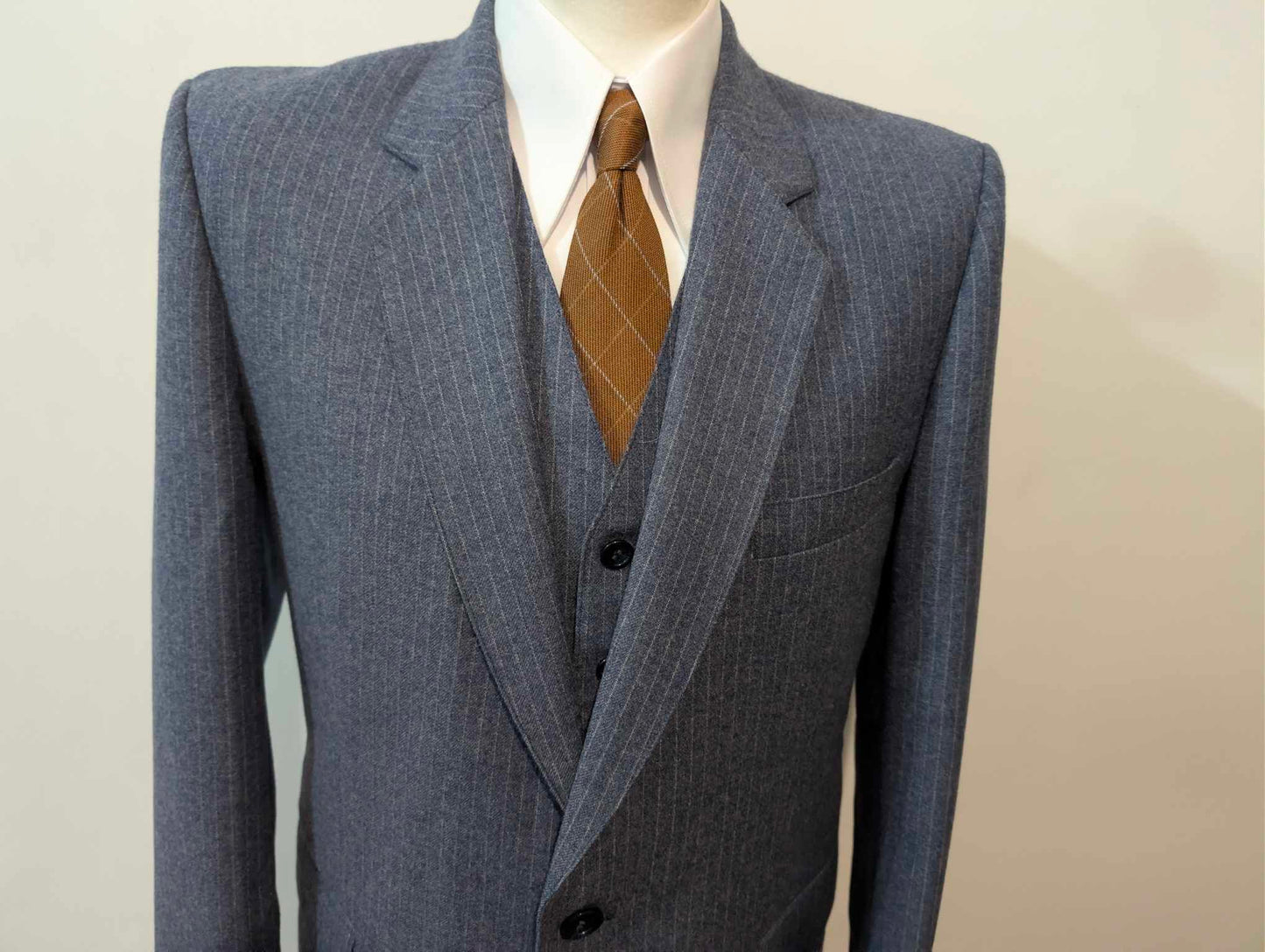 Wunderschöner dreiteiliger Flanellanzug mit Nadelstreifen